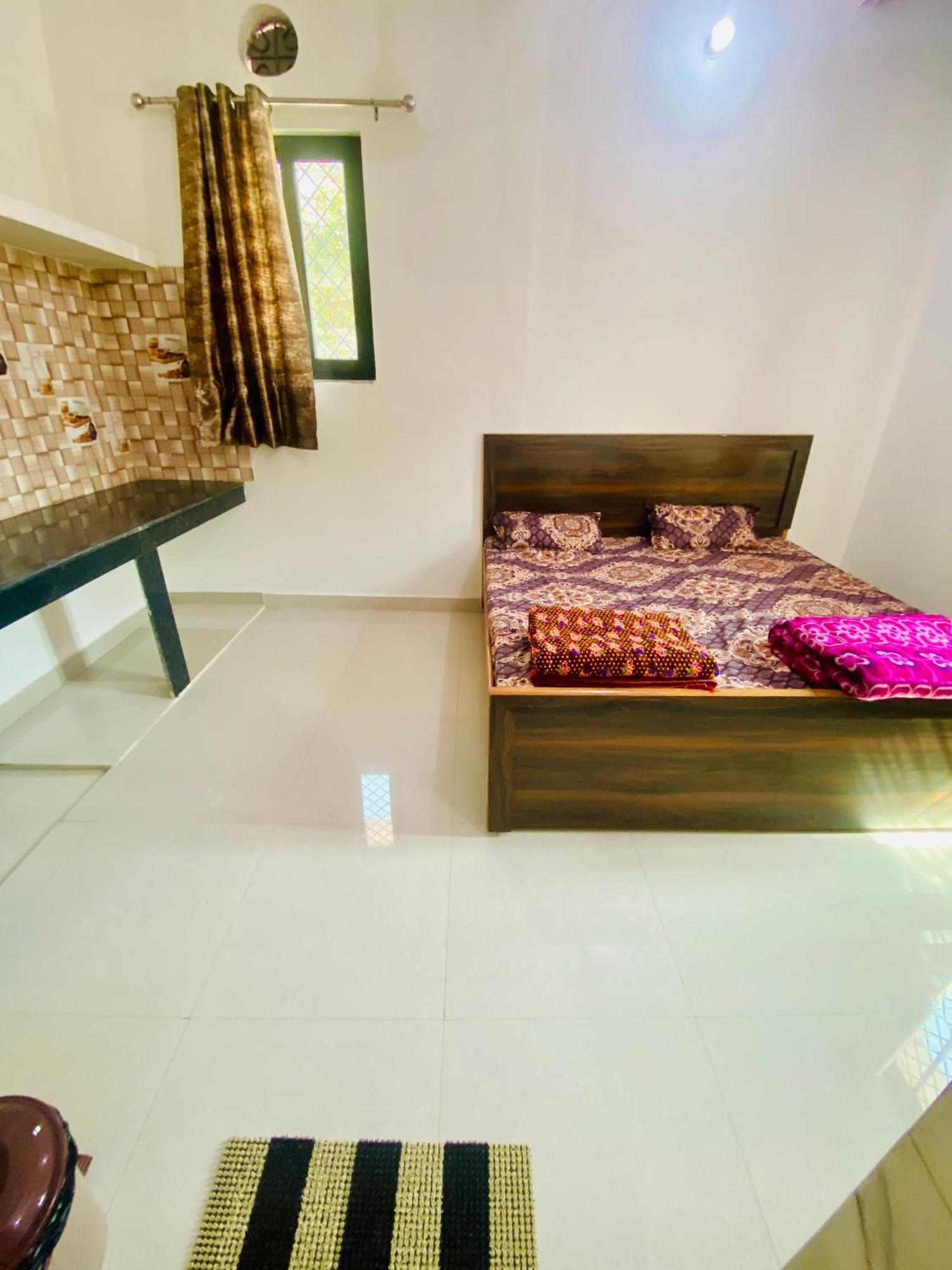 Nirupam Sadan Homestay Вриндавана Экстерьер фото