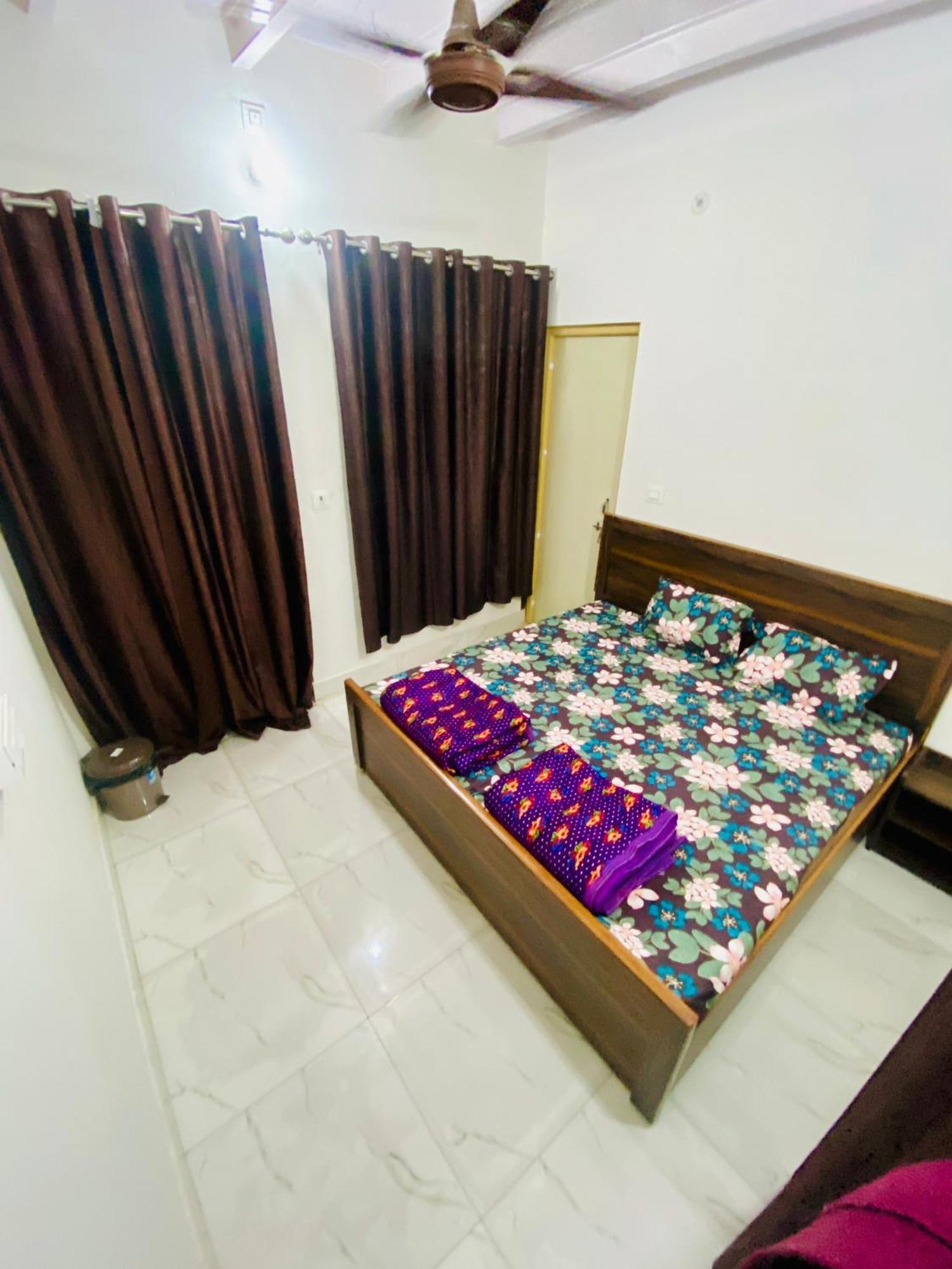 Nirupam Sadan Homestay Вриндавана Экстерьер фото